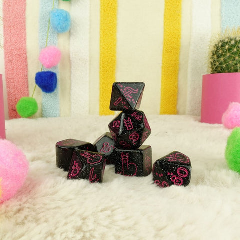 Q-Workshop Spitty Llama 7-Dice RPG Set Shimmer Black Magenta Glitter
